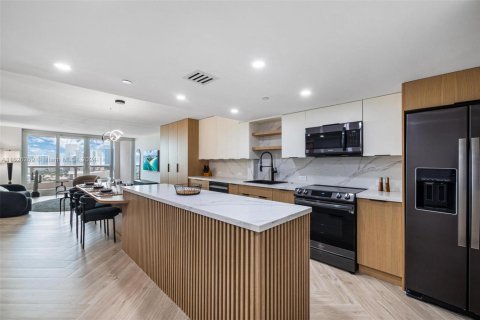 Condo in Miami, Florida, 2 bedrooms  № 1704254 - photo 1