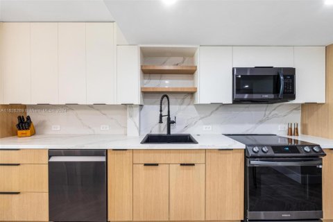 Condo in Miami, Florida, 2 bedrooms  № 1704254 - photo 7
