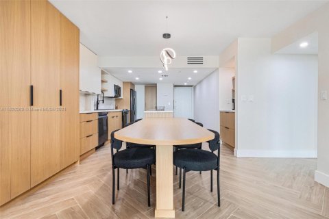 Condo in Miami, Florida, 2 bedrooms  № 1704254 - photo 4