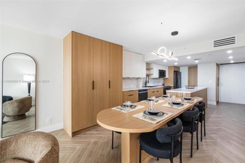 Condo in Miami, Florida, 2 bedrooms  № 1704254 - photo 2