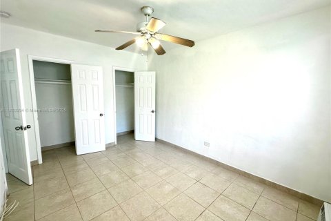 Casa en alquiler en Miami Beach, Florida, 1 dormitorio, 646.6 m2 № 1940634 - foto 3
