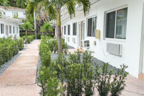 Casa en alquiler en Miami Beach, Florida, 1 dormitorio, 646.6 m2 № 1940634 - foto 12