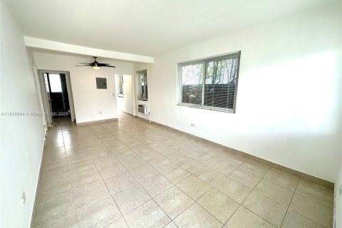 Casa en alquiler en Miami Beach, Florida, 1 dormitorio, 646.6 m2 № 1940634 - foto 2