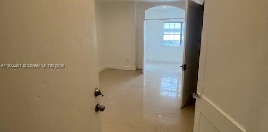 Estudio en Miami, Florida № 1931151