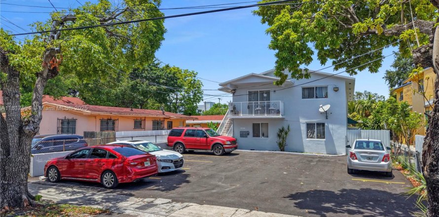 Commercial property in Miami, Florida 346.34 sq.m. № 1774312
