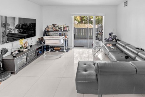 Condo in Hialeah, Florida, 2 bedrooms  № 1713765 - photo 15