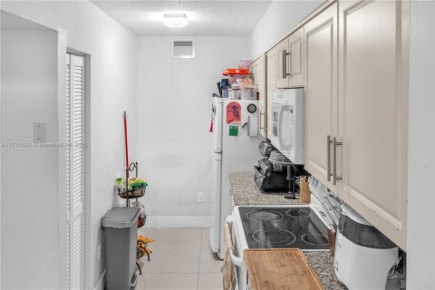 Condo in Hialeah, Florida, 2 bedrooms  № 1713765 - photo 18
