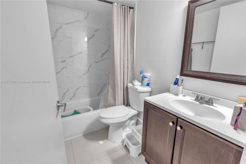 Condo in Hialeah, Florida, 2 bedrooms  № 1713765 - photo 19