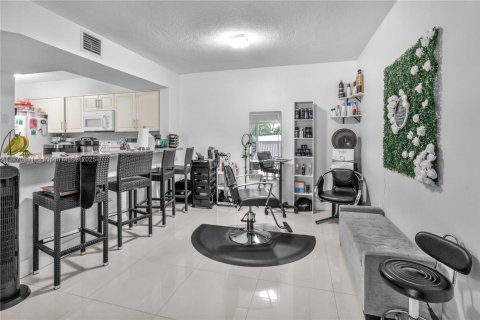 Condo in Hialeah, Florida, 2 bedrooms  № 1713765 - photo 8