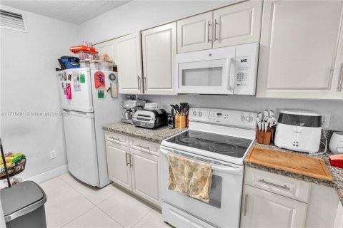 Condo in Hialeah, Florida, 2 bedrooms  № 1713765 - photo 13