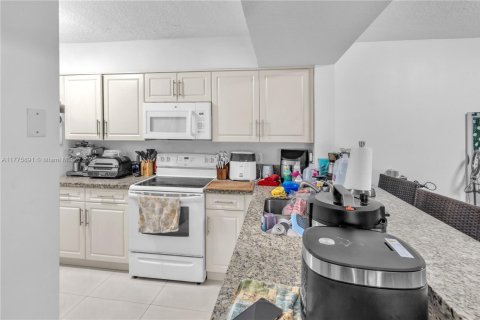 Condo in Hialeah, Florida, 2 bedrooms  № 1713765 - photo 12