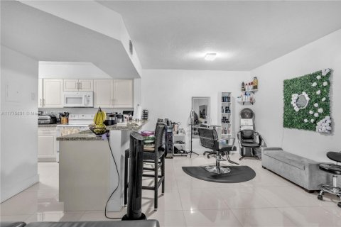 Condo in Hialeah, Florida, 2 bedrooms  № 1713765 - photo 10