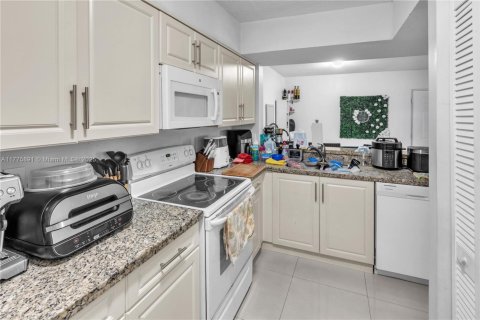 Condo in Hialeah, Florida, 2 bedrooms  № 1713765 - photo 14