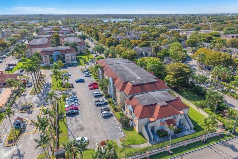 Condo in Hialeah, Florida, 2 bedrooms  № 1713765 - photo 3