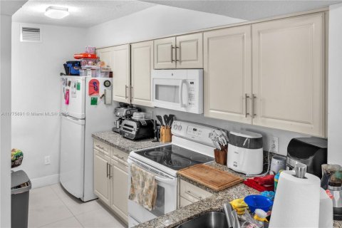 Condo in Hialeah, Florida, 2 bedrooms  № 1713765 - photo 17