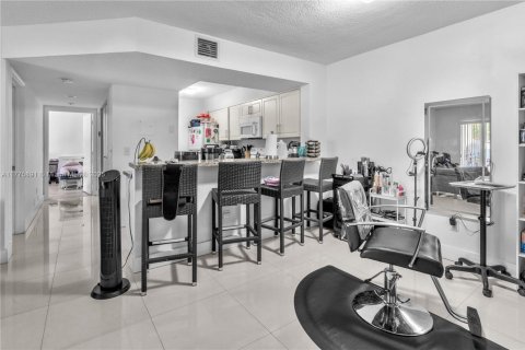 Condo in Hialeah, Florida, 2 bedrooms  № 1713765 - photo 9
