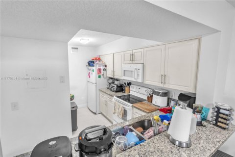Condo in Hialeah, Florida, 2 bedrooms  № 1713765 - photo 16