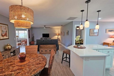 Villa ou maison à vendre à Sarasota, Floride: 2 chambres, 137.5 m2 № 2285447 - photo 8