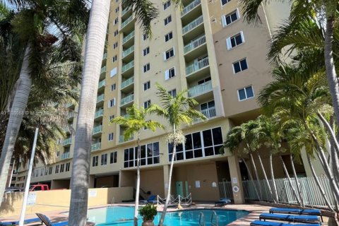 Copropriété à vendre à Miami, Floride: 2 chambres, 85.19 m2 № 1825736 - photo 1