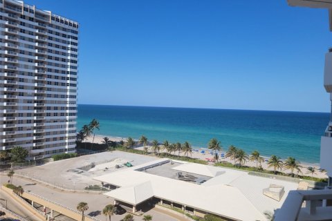 Condominio en alquiler en Hallandale Beach, Florida, 1 dormitorio, 80.82 m2 № 1185305 - foto 1