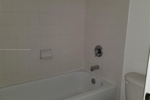 Condo in Cutler Bay, Florida, 3 bedrooms  № 1978822 - photo 11