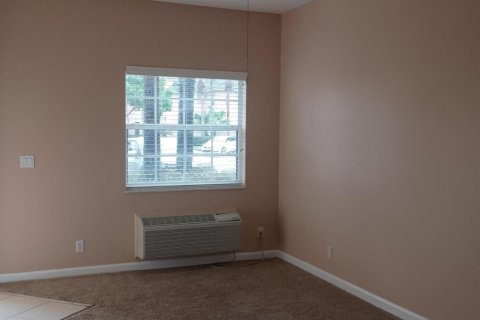 Commercial property in Port St. Lucie, Florida 4 rooms, 37.16 sq.m. № 2086917 - photo 5
