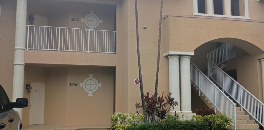 Commercial property in Port St. Lucie, Florida 4 rooms, 37.16 sq.m. № 2086917