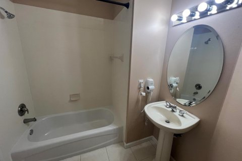 Commercial property in Port St. Lucie, Florida 4 rooms, 37.16 sq.m. № 2086917 - photo 22