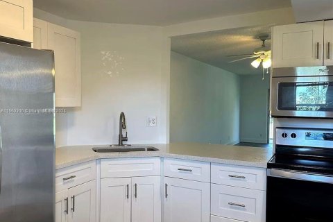 Condo in Lauderhill, Florida, 2 bedrooms  № 1960310 - photo 2