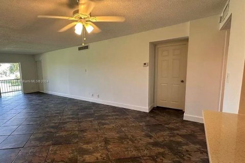 Condo in Lauderhill, Florida, 2 bedrooms  № 1960310 - photo 6
