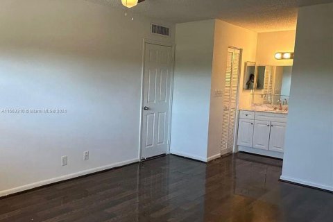 Condo in Lauderhill, Florida, 2 bedrooms  № 1960310 - photo 8
