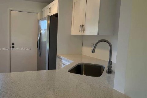 Condo in Lauderhill, Florida, 2 bedrooms  № 1960310 - photo 4