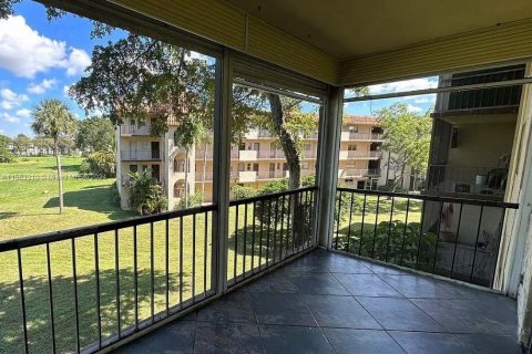 Condo in Lauderhill, Florida, 2 bedrooms  № 1960310 - photo 1