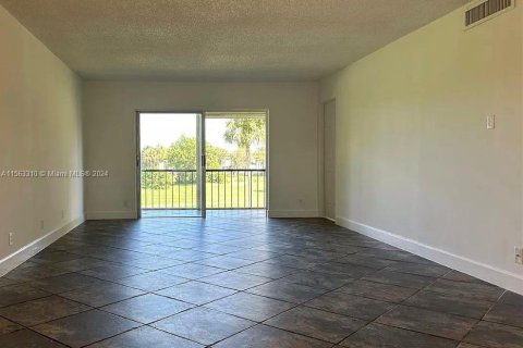 Condo in Lauderhill, Florida, 2 bedrooms  № 1960310 - photo 5