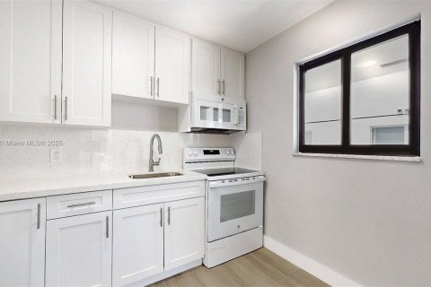 Casa en alquiler en Miami, Florida, 2 dormitorios, 78.97 m2 № 1926053 - foto 15