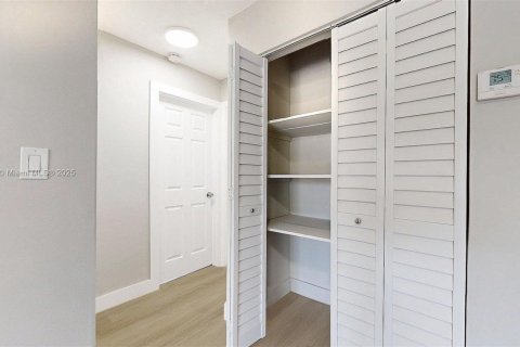 Casa en alquiler en Miami, Florida, 2 dormitorios, 78.97 m2 № 1926053 - foto 23