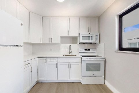 Casa en alquiler en Miami, Florida, 2 dormitorios, 78.97 m2 № 1926053 - foto 13
