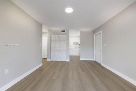 House in Miami, Florida 2 bedrooms, 78.97 sq.m. № 1926053 - photo 12