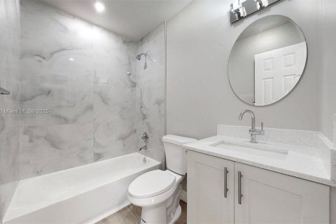 Casa en alquiler en Miami, Florida, 2 dormitorios, 78.97 m2 № 1926053 - foto 24