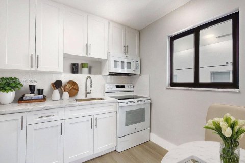 Casa en alquiler en Miami, Florida, 2 dormitorios, 78.97 m2 № 1926053 - foto 16