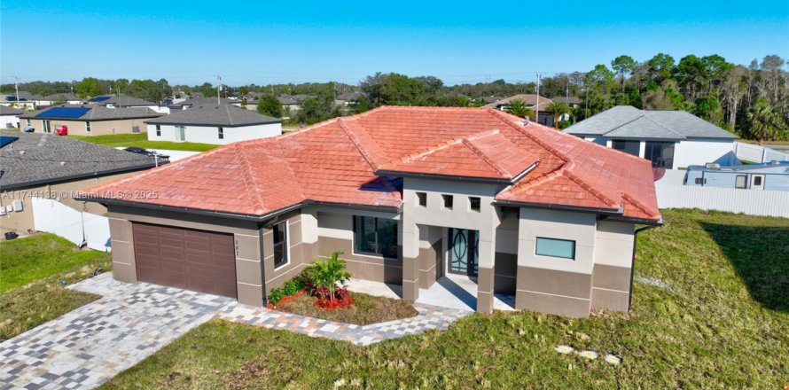 House in Fort Myers, Florida 4 bedrooms, 185.06 sq.m. № 1727691