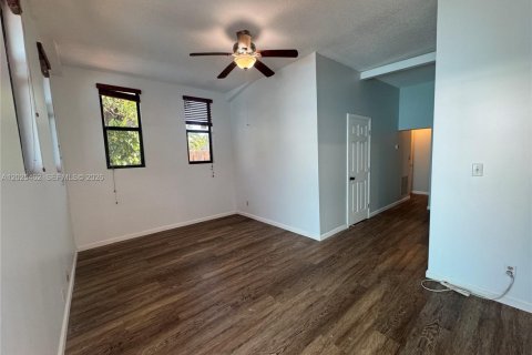 Villa ou maison à louer à Fort Lauderdale, Floride: 3 chambres, 167.22 m2 № 2087788 - photo 2