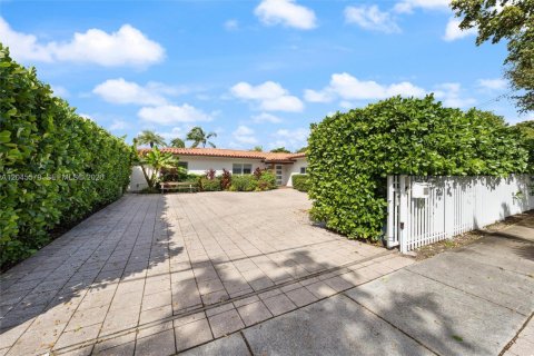 Villa ou maison à North Miami, Floride 4 chambres, 228.54 m2 № 2172602
