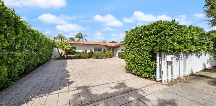 Casa en North Miami, Florida 4 dormitorios, 228.54 m2 № 2172602