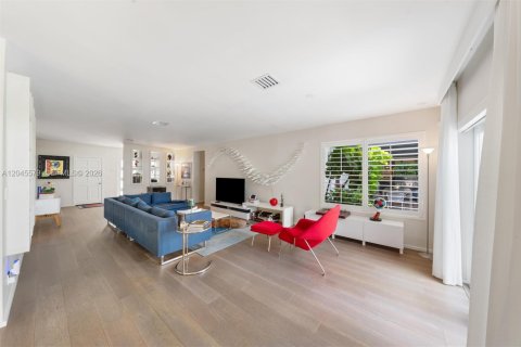 Casa en venta en North Miami, Florida, 4 dormitorios, 228.54 m2 № 2172602 - foto 4