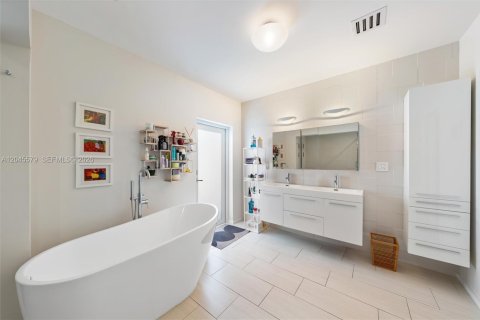 Casa en venta en North Miami, Florida, 4 dormitorios, 228.54 m2 № 2172602 - foto 15
