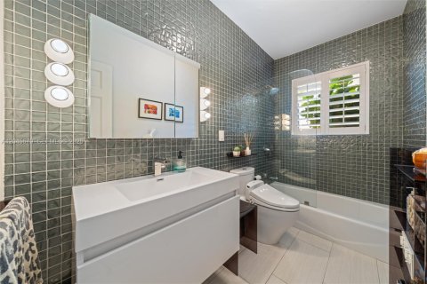 Casa en venta en North Miami, Florida, 4 dormitorios, 228.54 m2 № 2172602 - foto 20