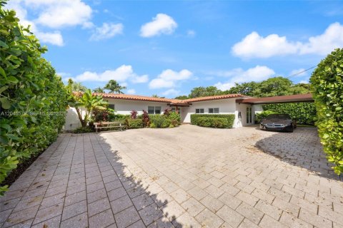 Casa en venta en North Miami, Florida, 4 dormitorios, 228.54 m2 № 2172602 - foto 2