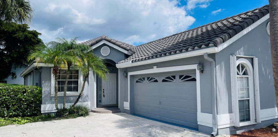 House in Boynton Beach, Florida 3 bedrooms, 169.45 sq.m. № 2389850