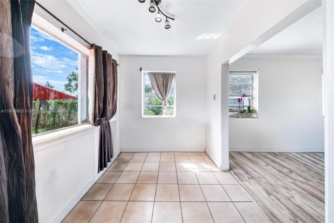 Casa en venta en Miami, Florida, 3 dormitorios, 93.65 m2 № 1963989 - foto 5